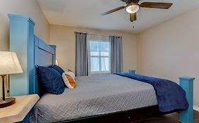 Driftwood Castle Urban Oasis With Firepit Near Convention Center And Amalie Arena, Room For 6