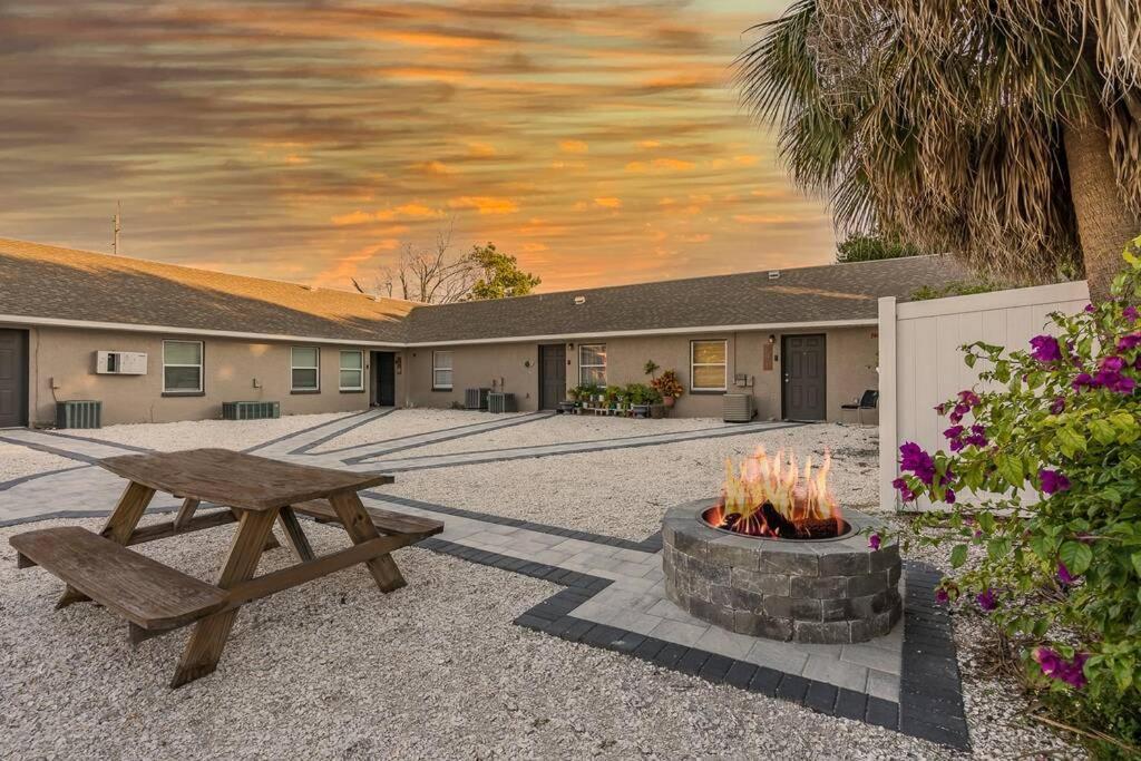 Driftwood Castle Urban Oasis With Firepit Near Convention Center And Amalie Arena, Room For 6 Tampa Exterior photo